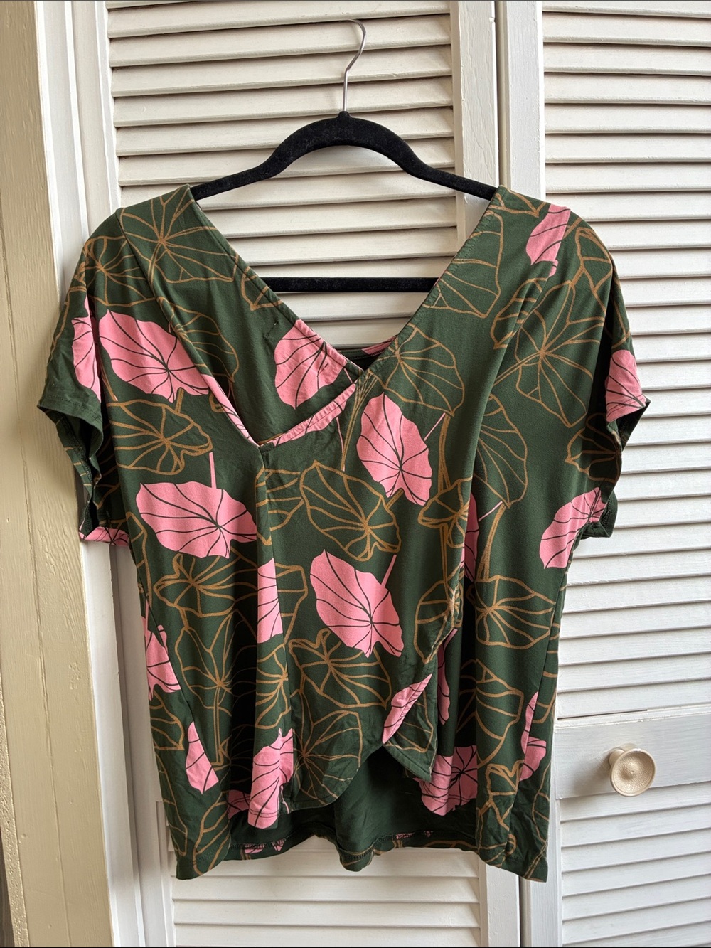 Fighting Eel Kalo print top - Picture 2 of 3